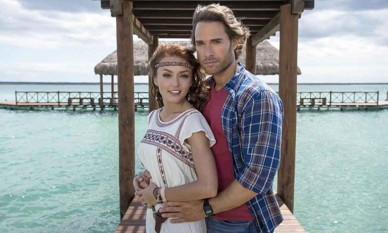 Personagens Ana Lcia (Angelique Boyer) e Marcelo (Sebastian Rulli) olham para a cmera, abraados diante do mar, em cena da novela Trs vezes Ana