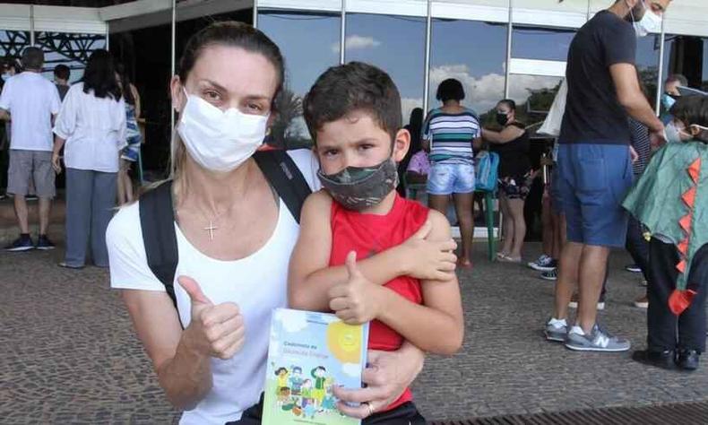 Rafael Franco Pinto Coelho com a me Carolina 