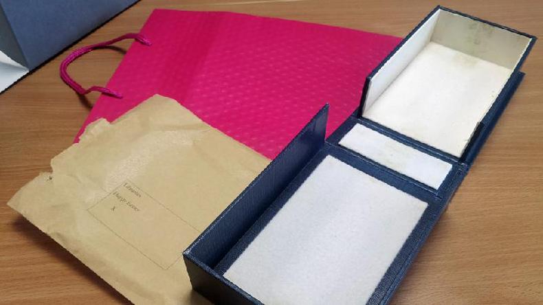 A sacola, o envelope e a caixa em que os blocos de anotaes foram devolvidos