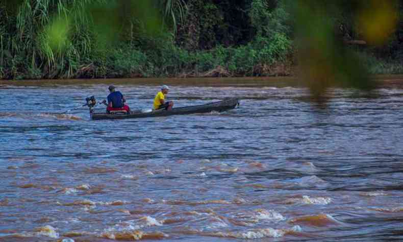 O Rio Doce está muito poluído e em alguns pontos as correntezas são fortes, ambiente traiçoeiro para banhistas(foto: Ailton Catão)