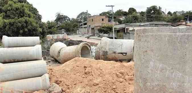 Obra de drenagem do Bairro Vila das Flores, em Betim, concluda com recursos do PAC2 em 2012, quando a cidade era governada por uma petista (foto: Moiss Silva/EM/D.A Press - 10/3/12)