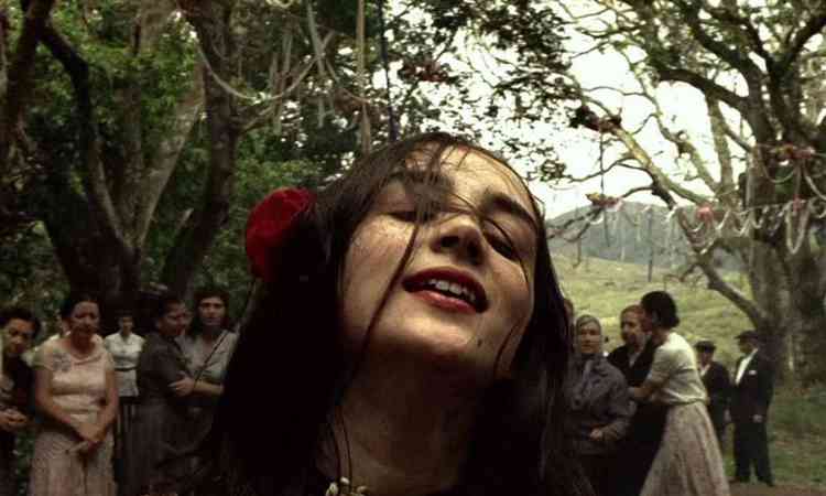 Atriz Simone Spoladore sorri, de olhos fechados,  em cena do filme 'Lavoura arcaica'