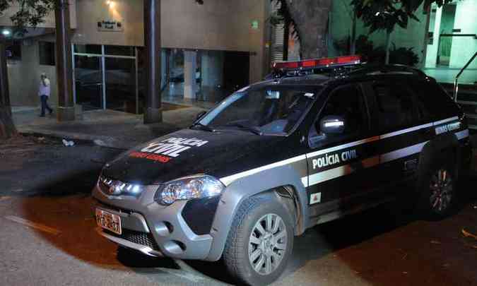 Policiais do DHPP realizaram levantamentos no apartamento e checaram imagens de cmeras(foto: Marcos Vieira/EM/D.A.Press)