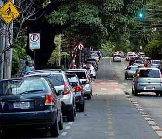 Espremida entre os carros, ciclovia da Rua Fernandes Tourinho será readequada(foto: RAMON LISBOA/EM/D.A PRESS)
