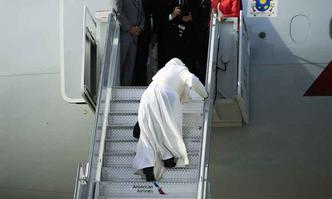 Papa tropea ao embarcar em seu avio no aeroporto John F. Kennedy, em Nova York, com destino  Filadlfia(foto: AFP PHOTO/EDUARDO MUNOZ ALVAREZ )