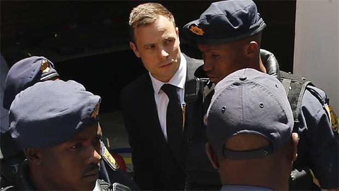 Pistorius foi condenado a cinco anos de prisão por matar sua namorada em 2013(foto: SIPHIWE SIBEKO/Reuters ) Pistorius foi condenado a cinco anos de prisão por matar sua namorada em 2013(foto: SIPHIWE SIBEKO/Reuters )