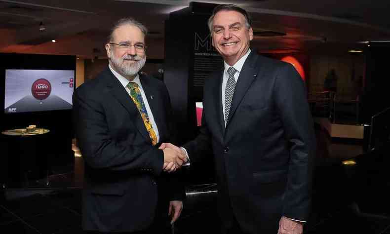 Aras e Bolsonaro apertam as mos