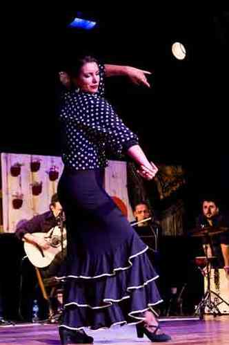 Bella Lyra, bailarina, coregrafa e professora de flamenco da Estcio BHA, destaca que a dana  teraputica, uma faxina mental(foto: Lus Bicalho/Divulgao)