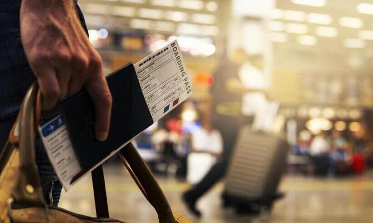 pessoa com passagem e passaporte no aeroporto 