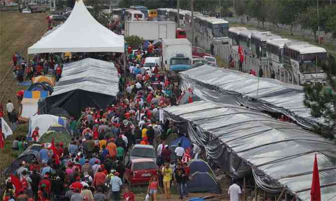 Integrantes do MST montaram acampamento em terreno cedido pela rodoferroviria no Centro de Curitiba (foto: Wether Santana/estado Contedo)