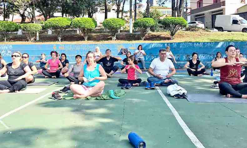 Usurios do SUS em Par de Minas recebem aulas gratuitas de ioga teraputico em vrios pontos da cidade, muitas vezes, ao ar livre(foto: Leo Pereira/Divulgao)