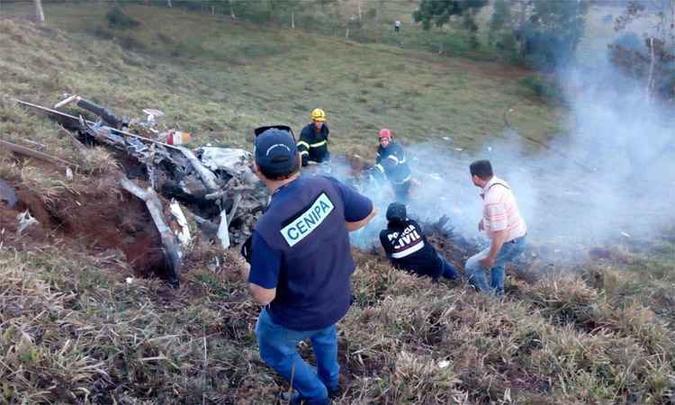 Polícia Civil, bombeiros e Cenipa atuam no local da queda dohelicóptero, em Espírito Santo do Dourado (foto: Corpo de Bombeiros/Divulgação) Polícia Civil, bombeiros e Cenipa atuam no local da queda dohelicóptero, em Espírito Santo do Dourado (foto: Corpo de Bombeiros/Divulgação)
