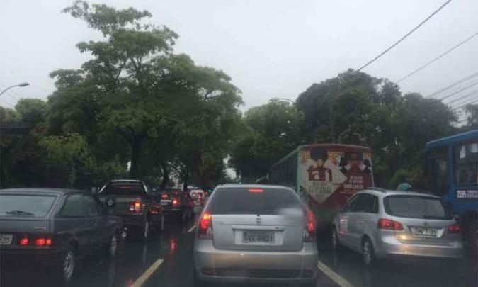Trânsito lento na Avenida Amazonas na manhã desta segunda-feira(foto: Edésio Ferreira/EM/DA Press) Trânsito lento na Avenida Amazonas na manhã desta segunda-feira(foto: Edésio Ferreira/EM/DA Press)