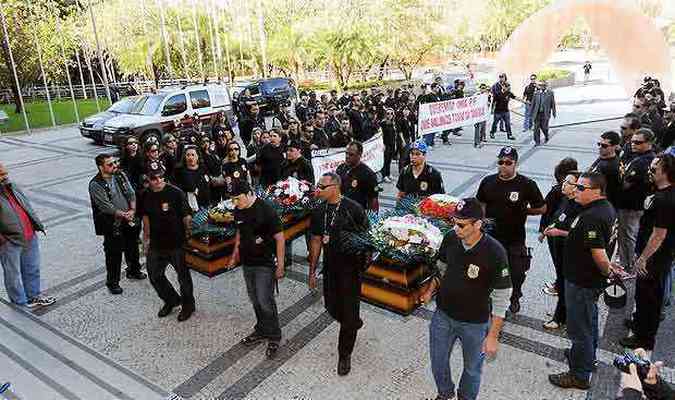 Os policiais fizeram um enterro simblico no ptio da Assembleia Legislativa(foto: Gladyston Rodrigues/EM/D.A.Press)