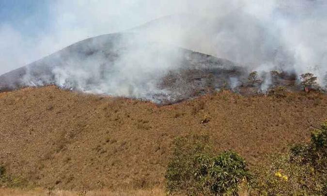 O fogo começou pouco depois das 10h deste sábado(foto: Divulgação/ Bombeiros) O fogo começou pouco depois das 10h deste sábado(foto: Divulgação/ Bombeiros)