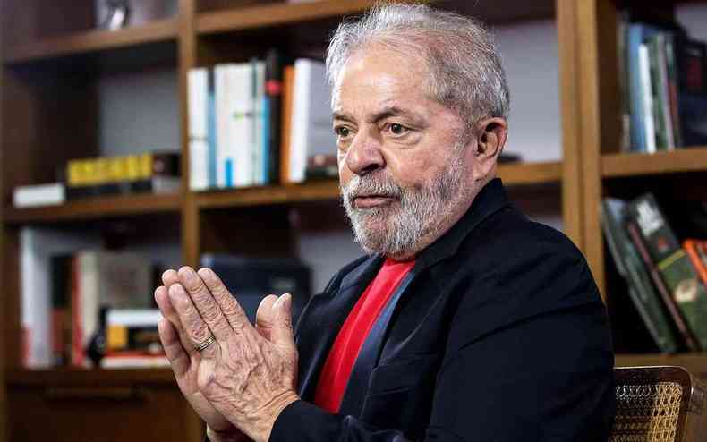 Lula gesticula com as mos 