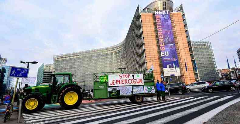 Agricultores europeus protestam em Bruxelas contra assinatura de acordo entre o Mercosul e Unio Europeia, negociao que perde interesse nas naes do bloco(foto: Laurie Dieffembacq - 8/12/20)