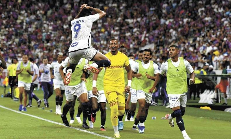 Bruno Rodrigues comemora com os jogadores do banco o gol que garantiu a vit�ria por 1 a 0 sobre o Fortaleza, no Castel�o