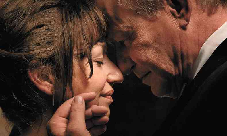 Os atores Stellan Skarsgard e Andrea Braein Hovig em cena do longa 'Ficaremos bem'