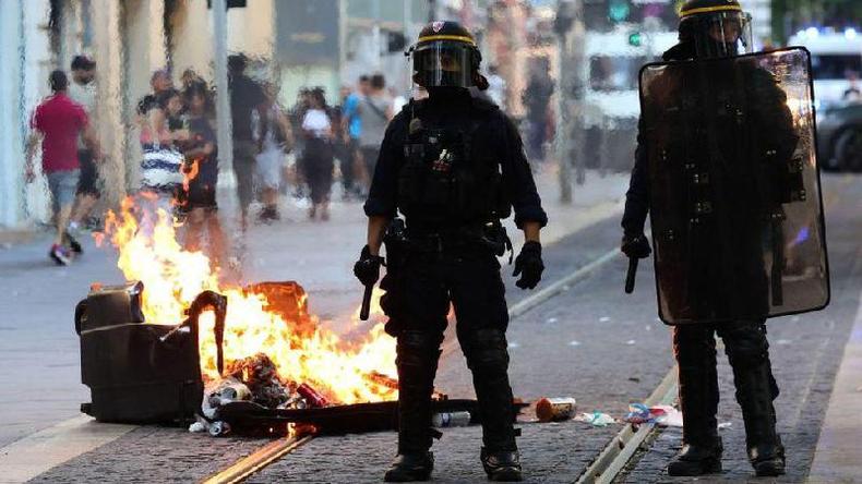 Policiais olham incndio na rua