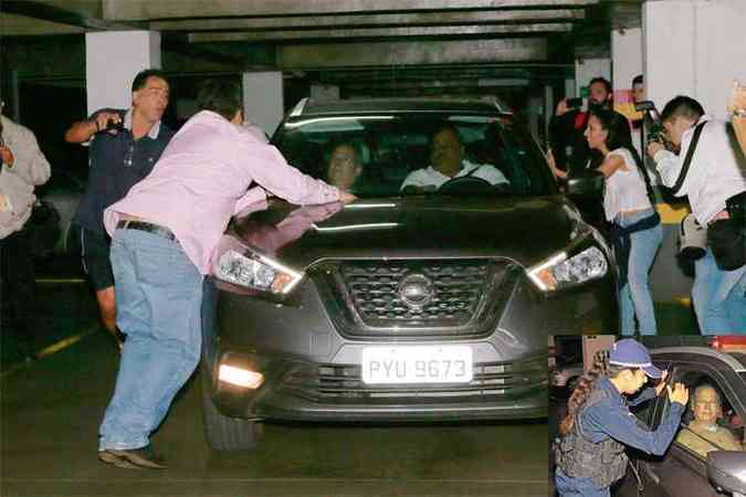 Carro de Jos Dirceu foi cercado por moradores e militantes assim que ele chegou ao prdio no Setor Sudoeste da capital, por volta das 21h30(foto: Dida Sampaio/estado Contedo)