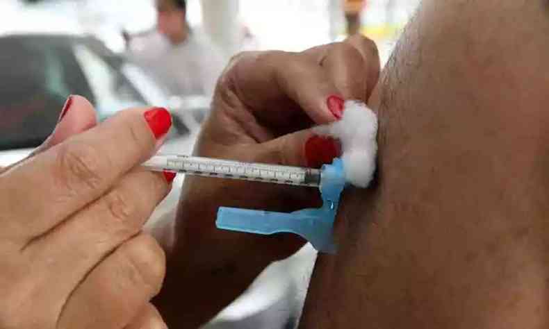 Na foto, profissional da sade aplica vacina em brao 