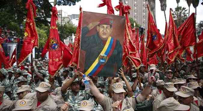 Milcias armadas fazem homenagens ao finado ex-presidente Hugo Chvez em comemorao  volta de Chvez ao poder aps golpe fracassado, 12 anos atrs(foto: Carlos Garcia Rawlins/Reuters)