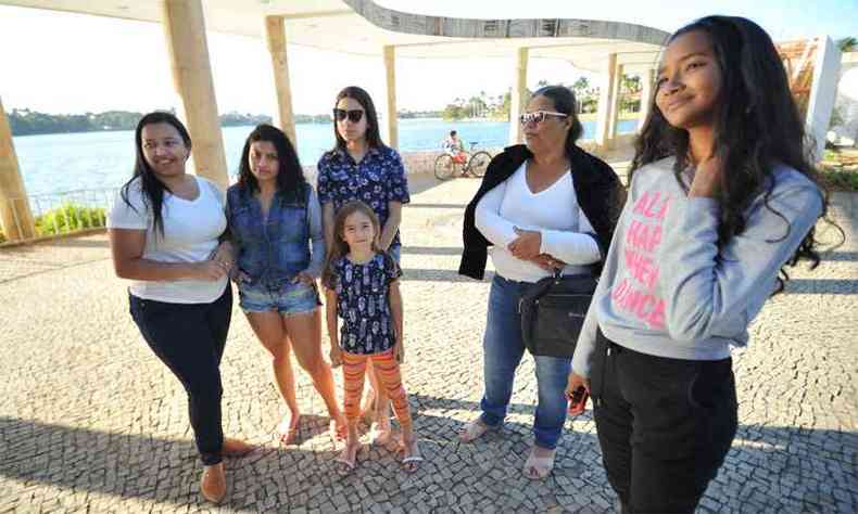 Visitantes encantados: Sara Verteiro (D) ciceroneou familiares de So Paulo em visita ao monumento(foto: Juarez Rodrigues/EM/DA Press)