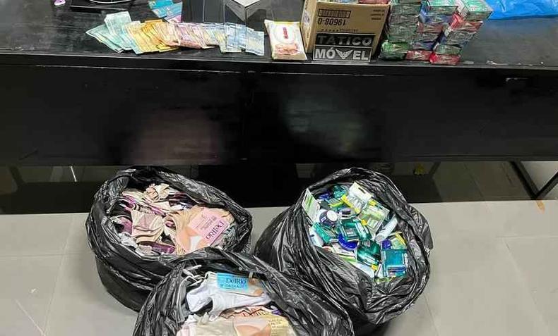 Parte do material apreendido com a quadrilha(foto: Divulgação/PMMG) Calcinhas apreendidas pela polícia