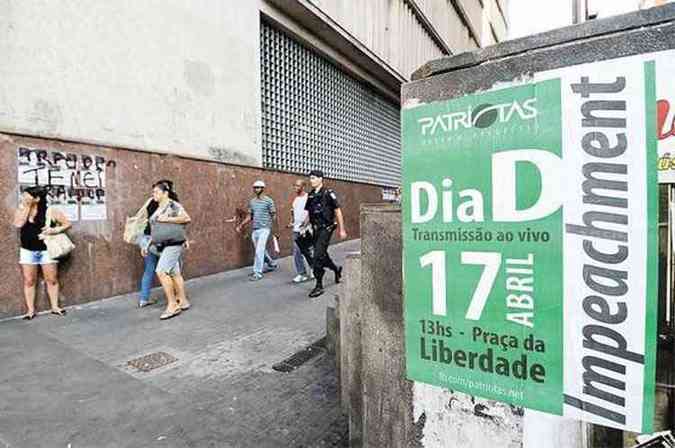 Cartazes afixados em locais pblicos convocam para manifestao pelo impeachment(foto: Gladyston Rodrigues/EM/D.A Press)