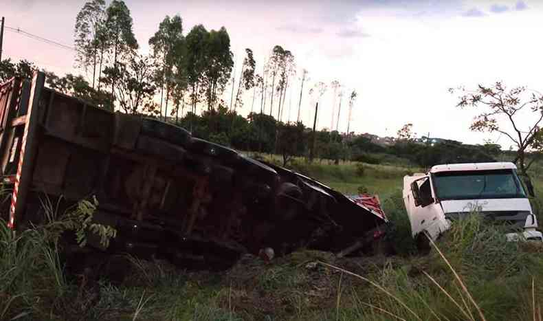 Veculos que se envolveram em acidente na rodovia MGC-497, em Uberlndia. 