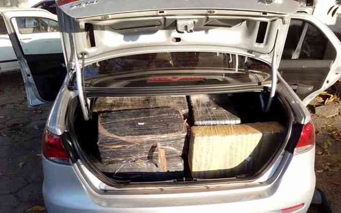 Tabletes de maconha estavam escondidos no porta-malas de um Siena(foto: Polcia Militar/Divulgao)