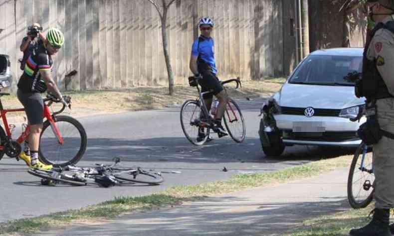 Acidente chamou a ateno de outros ciclistas que passaram pela avenida(foto: Edsio Ferreira/EM/DA Press)