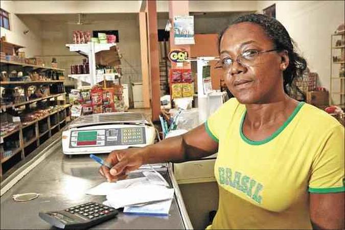Dona de mercearia em Chapada do Norte, Corina Brandão amarga queda de 70% nas vendas, provocada pela redução da renda das famílias(foto: Solon Queiroz/Especial para o EM ) Dona de mercearia em Chapada do Norte, Corina Brandão amarga queda de 70% nas vendas, provocada pela redução da renda das famílias(foto: Solon Queiroz/Especial para o EM )