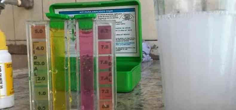 Teste mostra nvel de cloro e acidez da gua elevados (foto: Leonardo da Silva/Divulgao)