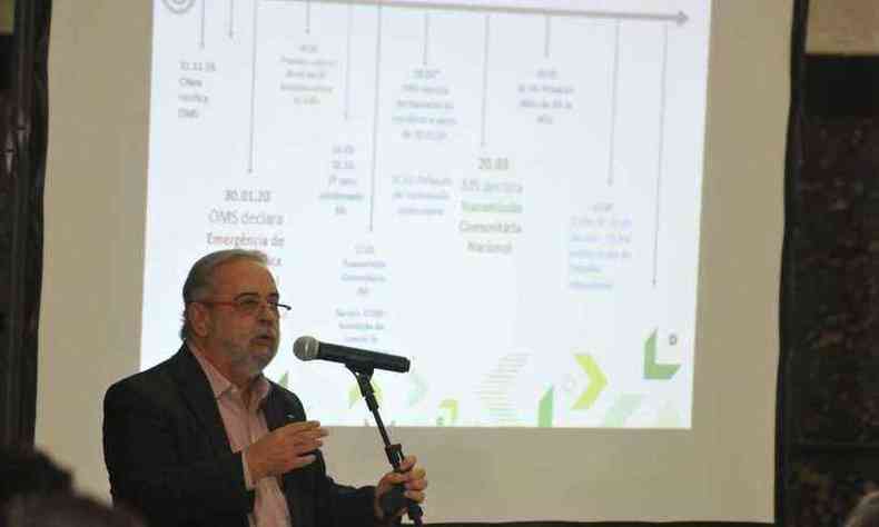 Secretário de saúde de Belo Horizonte durante apresentação de dados sobre coronavírus(foto: Alexandre Guzanshe/EM/D.A Press)