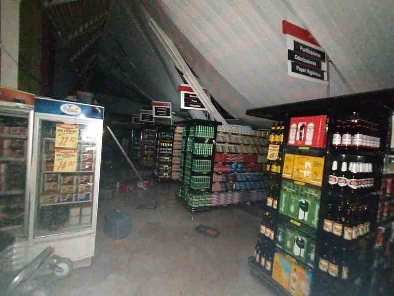 vendaval danificou estrutura de supermercado em monte carmelo