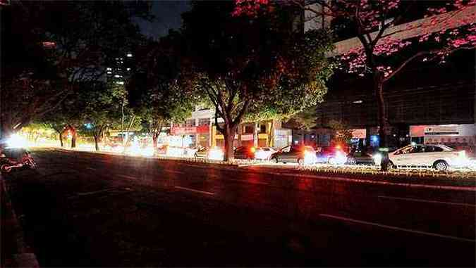 Ruas e avenidas foram iluminadas apenas pelos faris dos veculos(foto: Marcos Michellin/EM/D.A.Press)