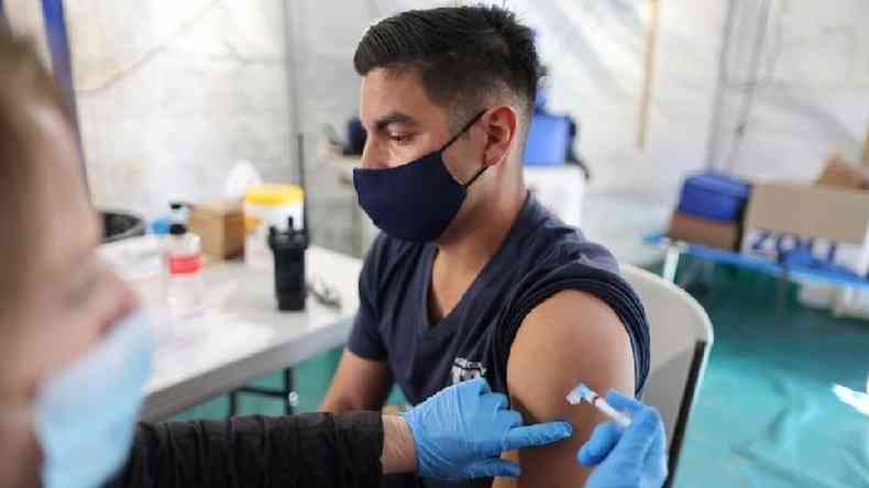 Bombeiro recebe vacina na Califrnia(foto: Reuters)