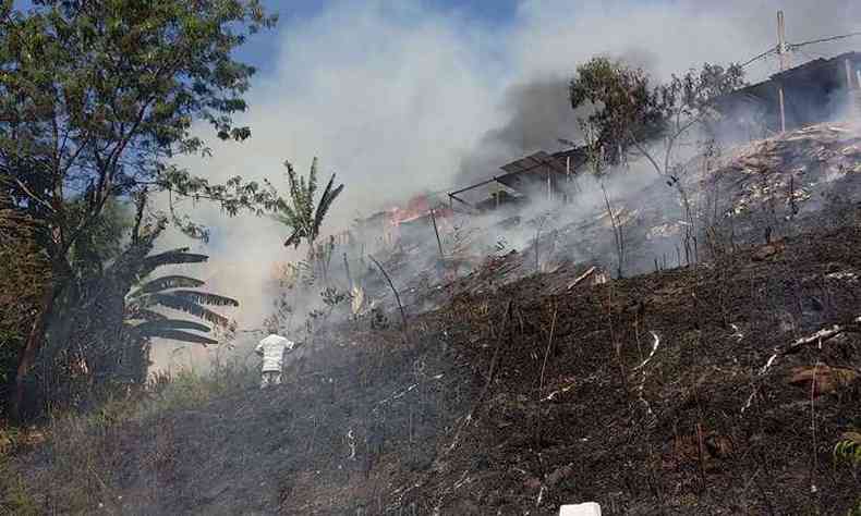 Morador tenta apagar chamas com uma mangueira de quintal(foto: Edésio Ferreira/EM/DA Press)