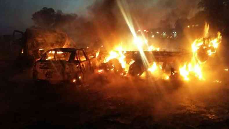 As chamas se espalharam rapidamente e destruram os carros(foto: Polcia Rodoviria Federal (PRF) / Divulgao)