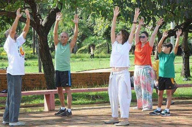 Exerc�cios de Tai Chi Chuan oferecidos na manh� de hoje na Pra�a JK pelo grupo Ocupa BH!(foto: Beto Novaes/EM/D.A Press)