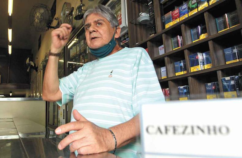 (foto: Jair Amaral/EM/D.a Press) Sócio do Café Nice (fundado em 1939)