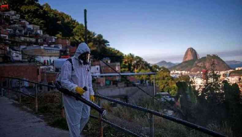 Voluntrio faz a desinfeco de passagem no Morro Santa Marta, no Rio(foto: Mauro Pimentel/AFP)