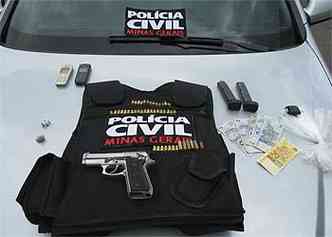 Polcia apreendeu armas, munio, drogas, dinheiro, carro e uma moto (foto: Divulgao Polcia Civil )