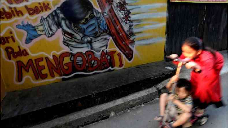Crianas brincam na Indonsia; isolamento delas, com fechamento de escolas e menor necessidade de ir  rua como adultos, pode explicar papel menor na transmisso(foto: REUTERS/Willy Kurniawan)