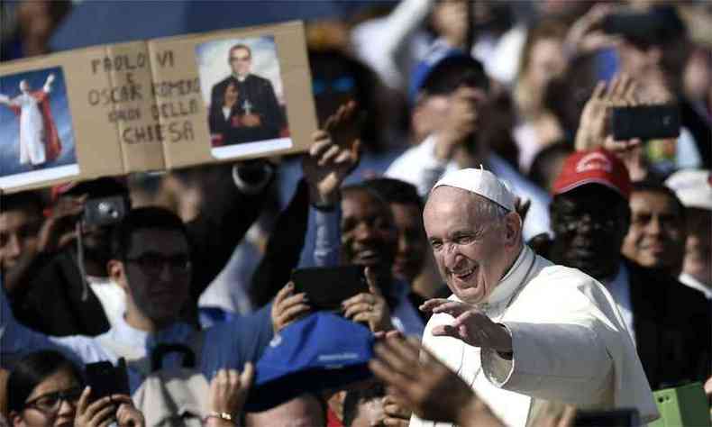 Papa Francisco  saudado por fiis durante a cerimnia de canonizao(foto: Filippo MONTEFORTE / AFP)