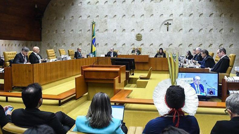 Plenrio do STF reunido, com pessoas com trajes indgenas assistindo