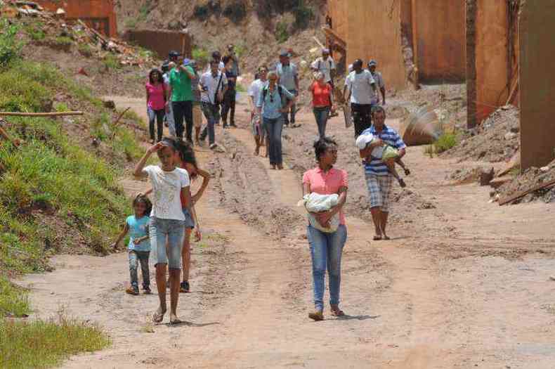 Famlias perderam casas, carros e outros pertences pessoais com o rompimento da Barragem do Fundo(foto: Tulio Santos/EM/D.A Press)