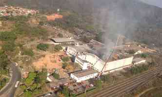 Fogo comeou na sexta-feira durante a realizao de obras no edifcio(foto: Corpo de Bombeiros/Divulgao)